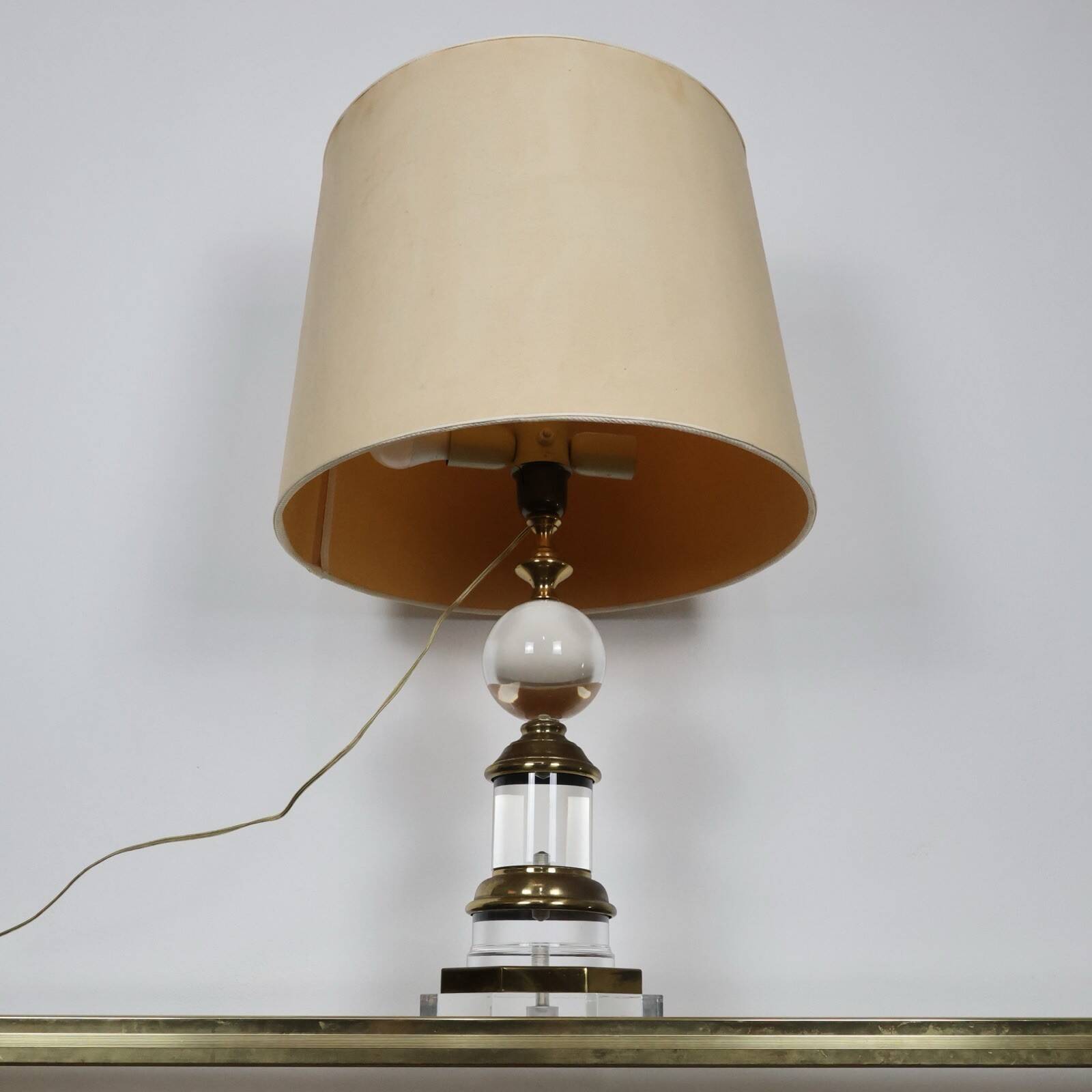 Hollywood Regency lamp in acrylic and brass 1970s design modernariato