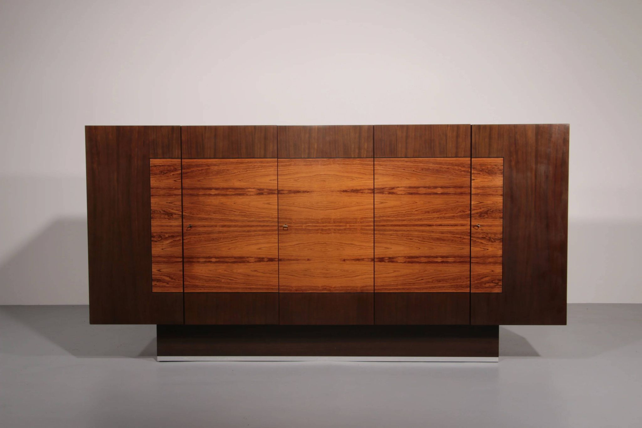 Magnifique grande unité murale avec beaucoup d'espace de rangement et un cabinet de bar, 1970.