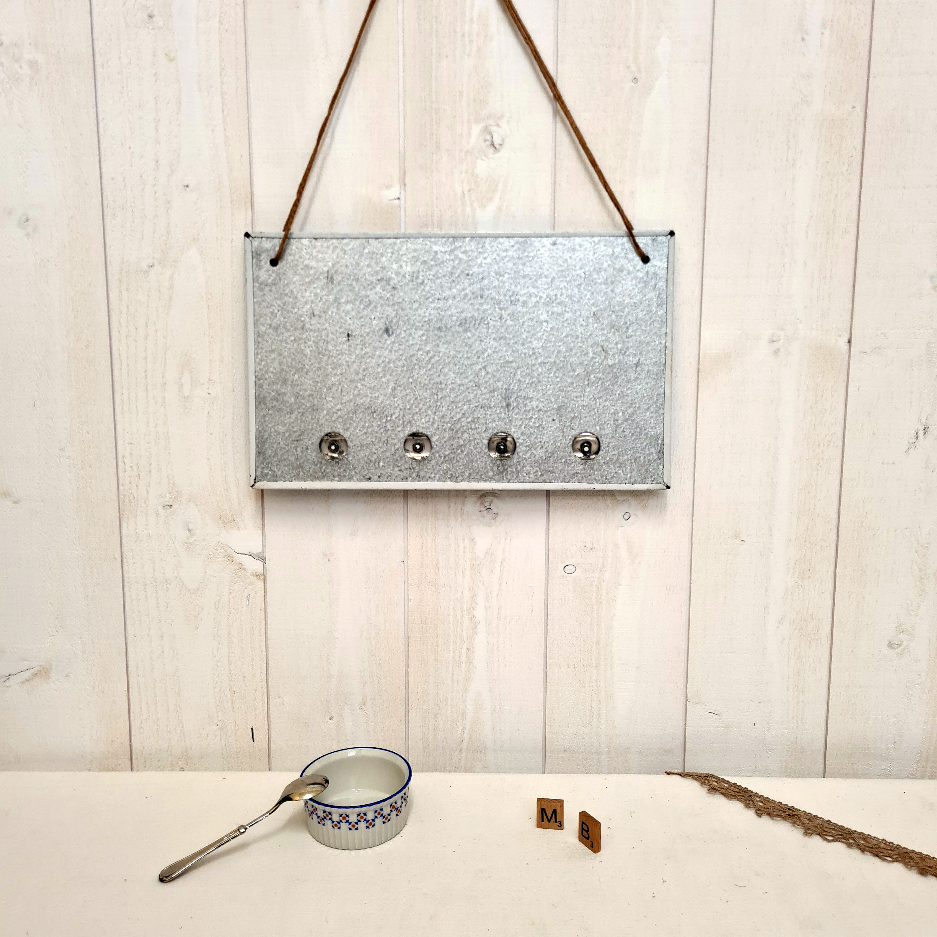 Enamelled advertising plate