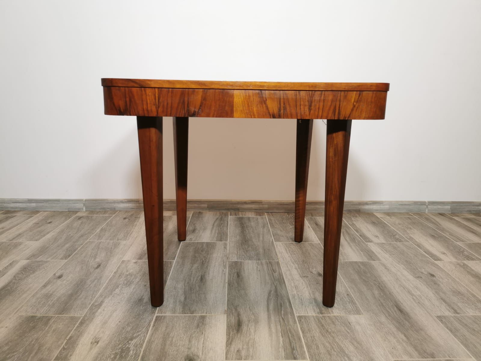 Table à manger par Jindrich Halabala