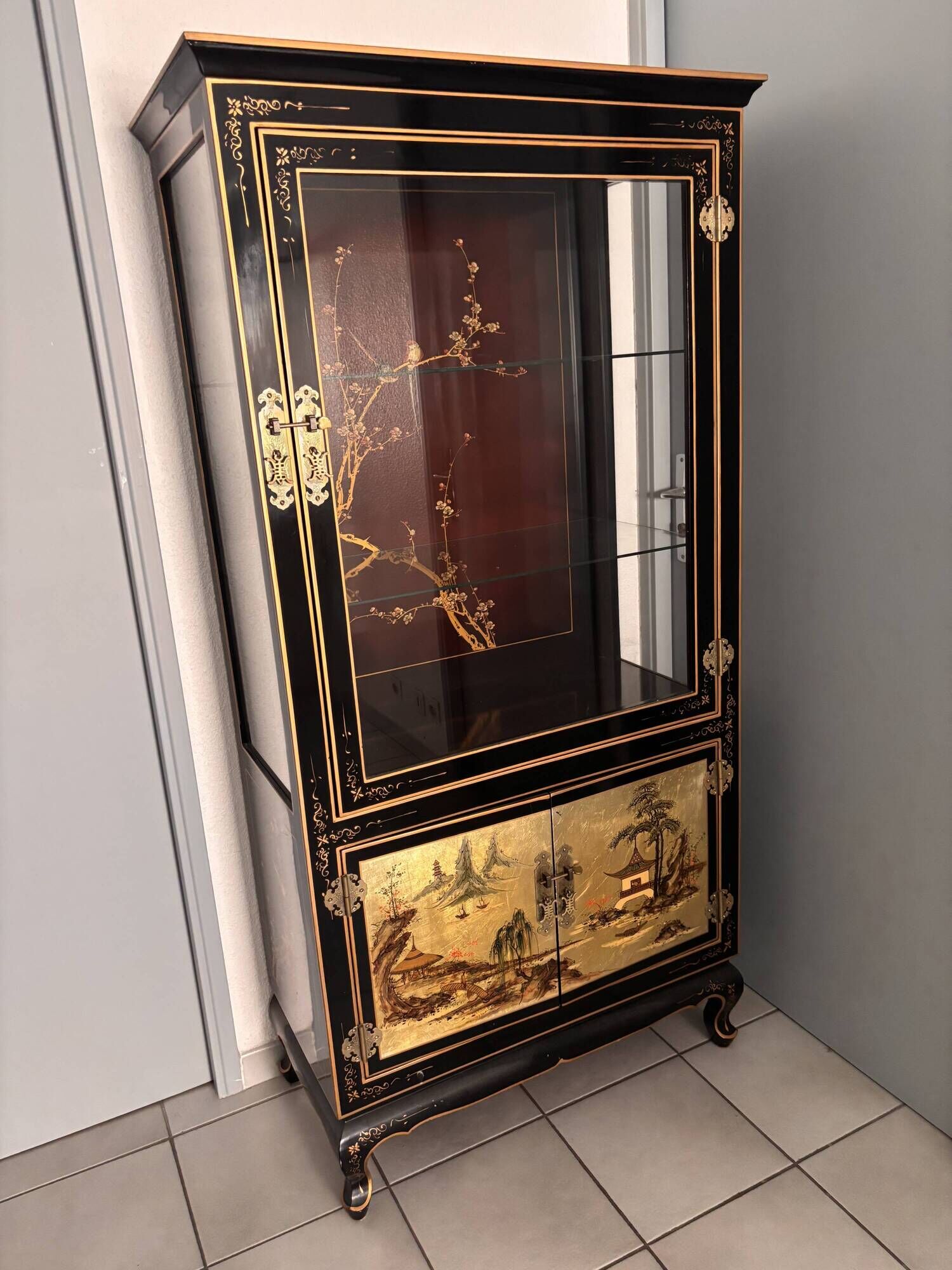 Large Asian Showcase in Black and Gold Lacquer - Display Cabinet