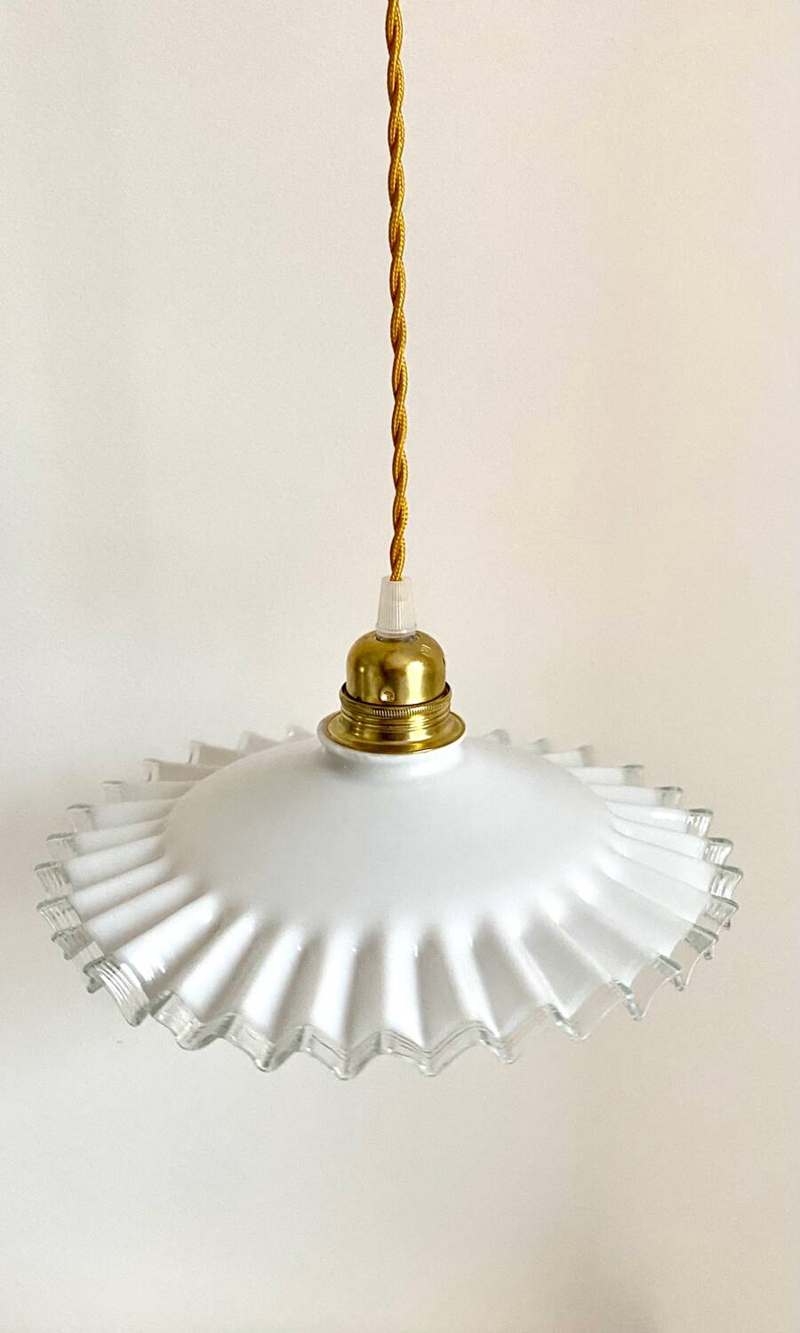 Suspension opaline plissée