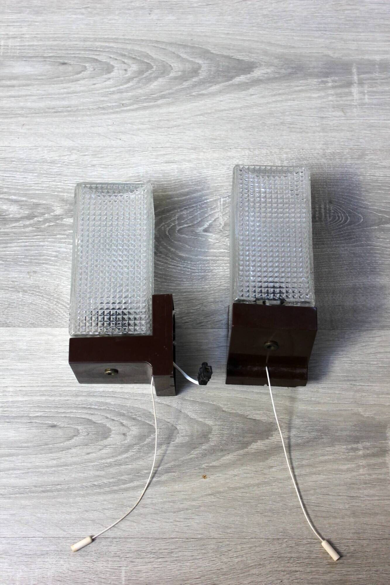 Pair of vintage wall sconces with etched glass and pull switch from the 1970s.