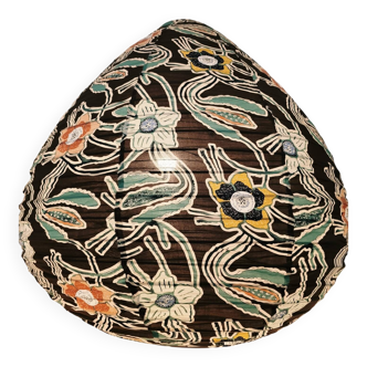 Suspension in printed fabric in the shape of a pear.