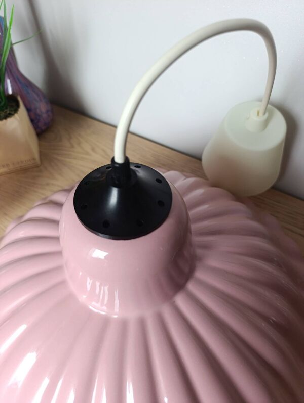 Suspension vintage rose en tôle émaillée – 38,5 cm