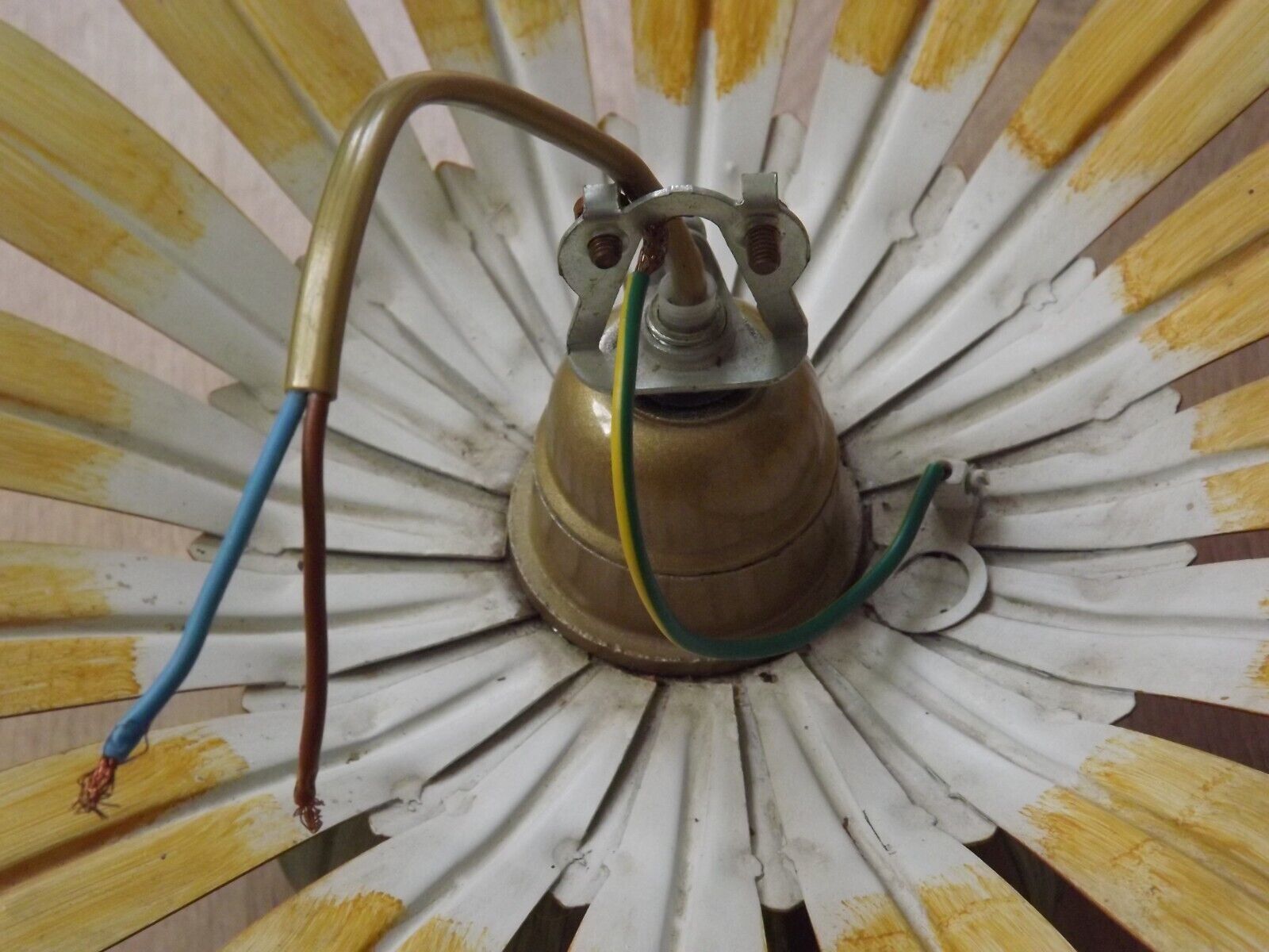 Ceiling light yellow &green leaves one central bulb