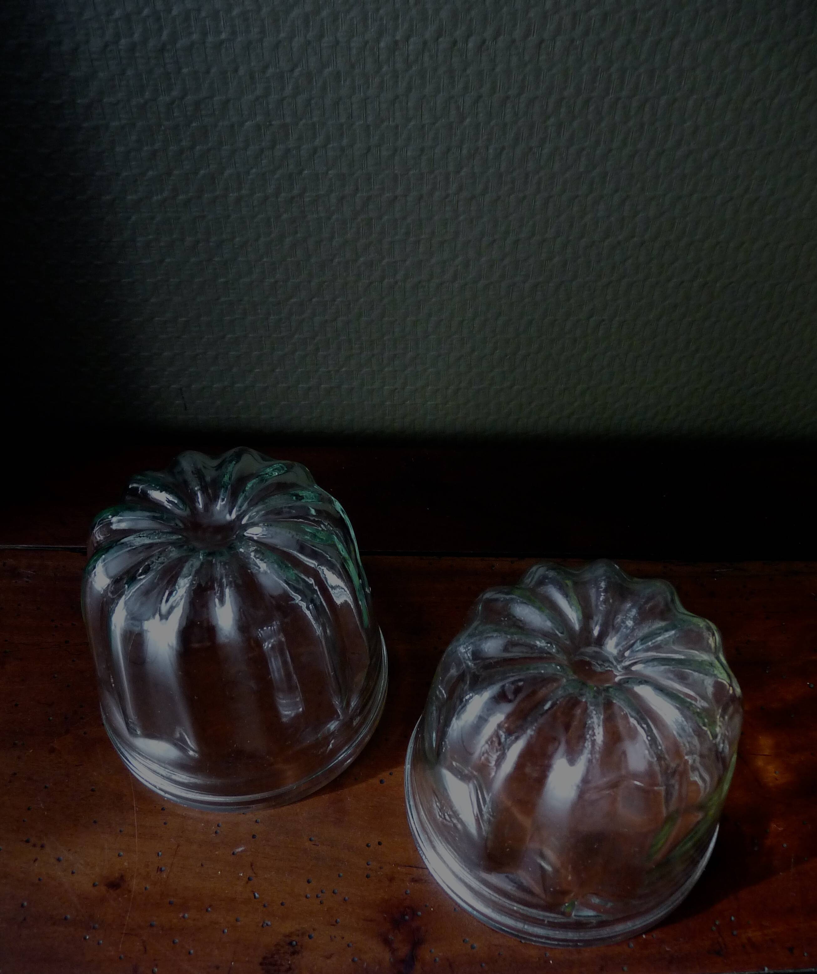 Paire d'anciens moules cannelés en verre. Moules à kouglof / Moules à confitures