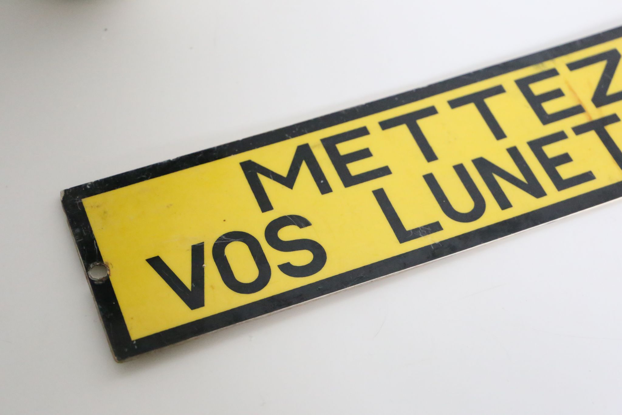 Plaque industrielle d'avertissement "mettez vos lunettes"