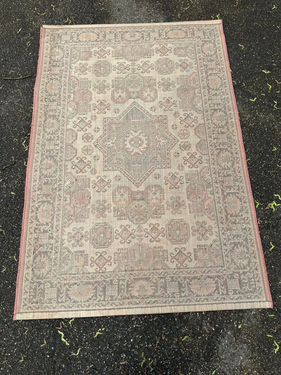 Vintage oriental rug in burgundy red, 133x196cm.