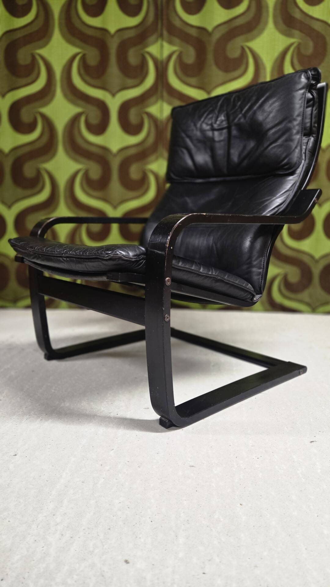 Fauteuil vintage IKEA années 1980 Cuir noir & ottoman