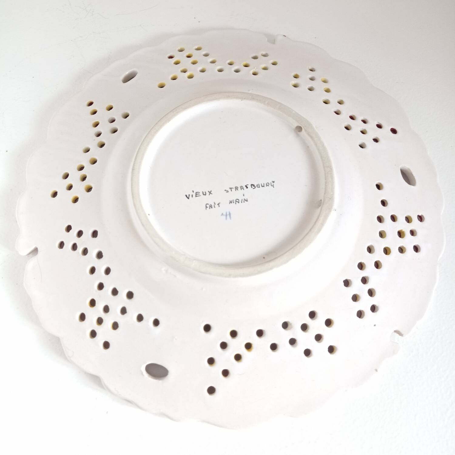 Decorative plate with openwork floral decoration