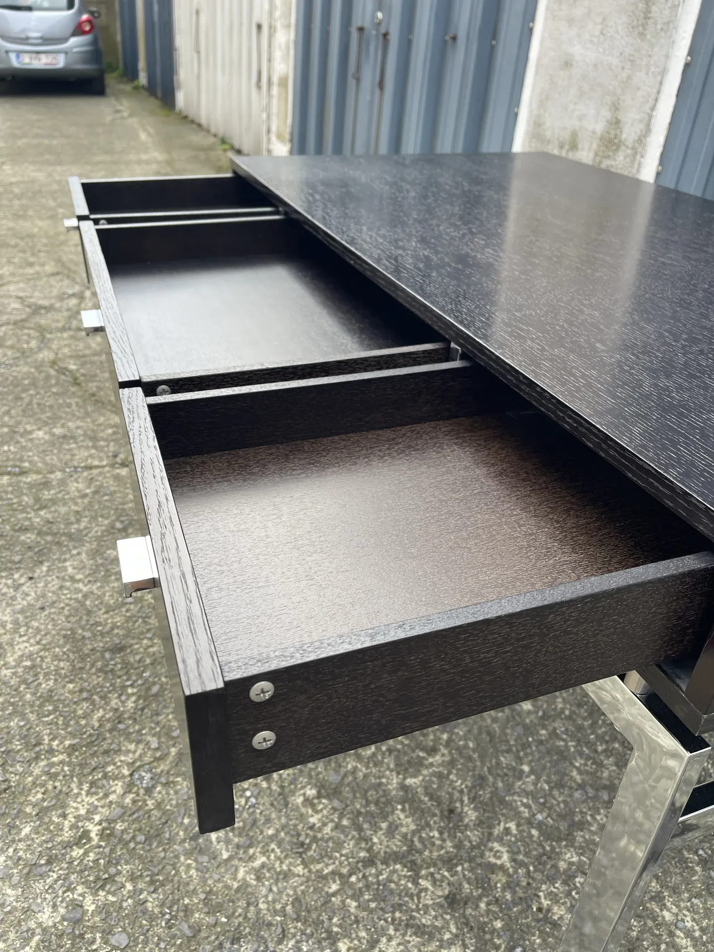 Large textured black lacquered flat desk and chrome in 1970s style — Esprit Mai