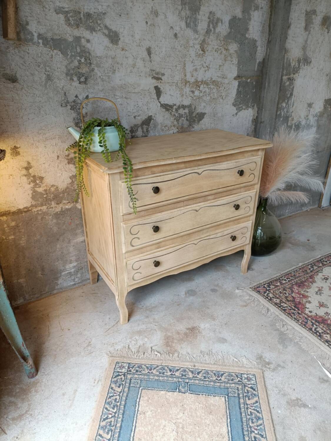 Wooden chest of drawers
