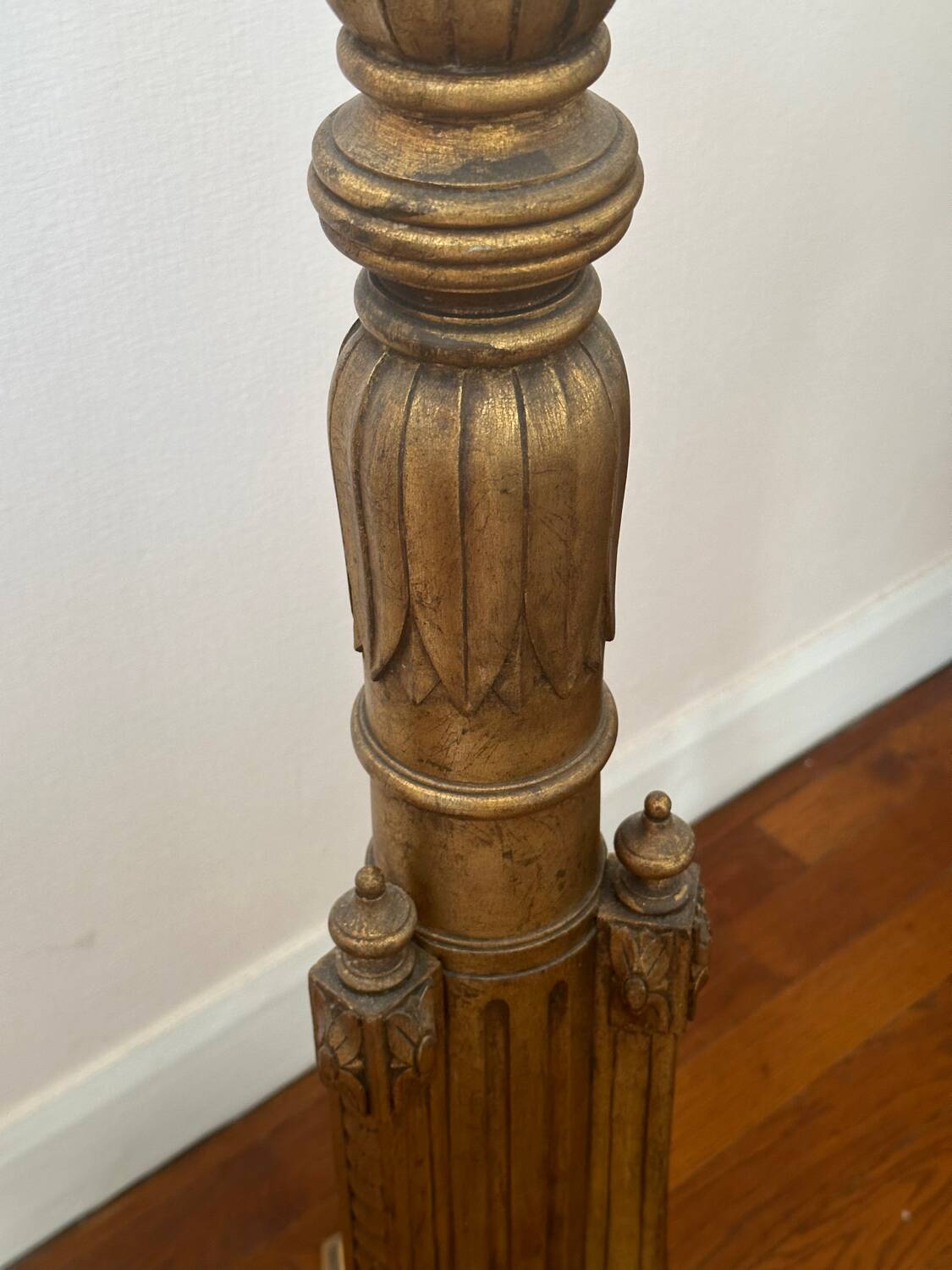 Lampadaire en bois doré Style Louis XVI