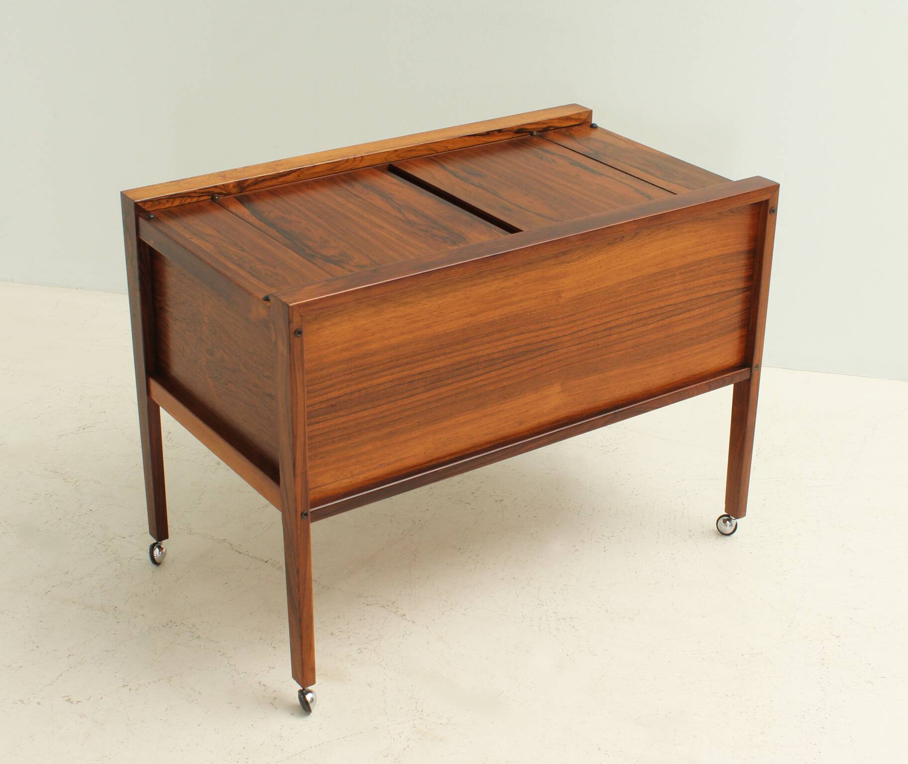 Rolling bar cabinet in rosewood by Dyrlund, Denmark, 1960s.