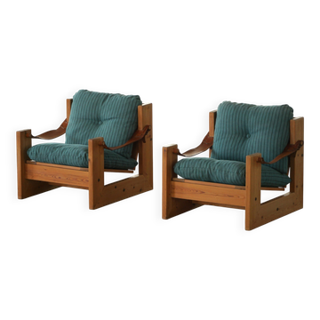 Pair of modern Swedish pine deck chairs with leather armrests, 1970.