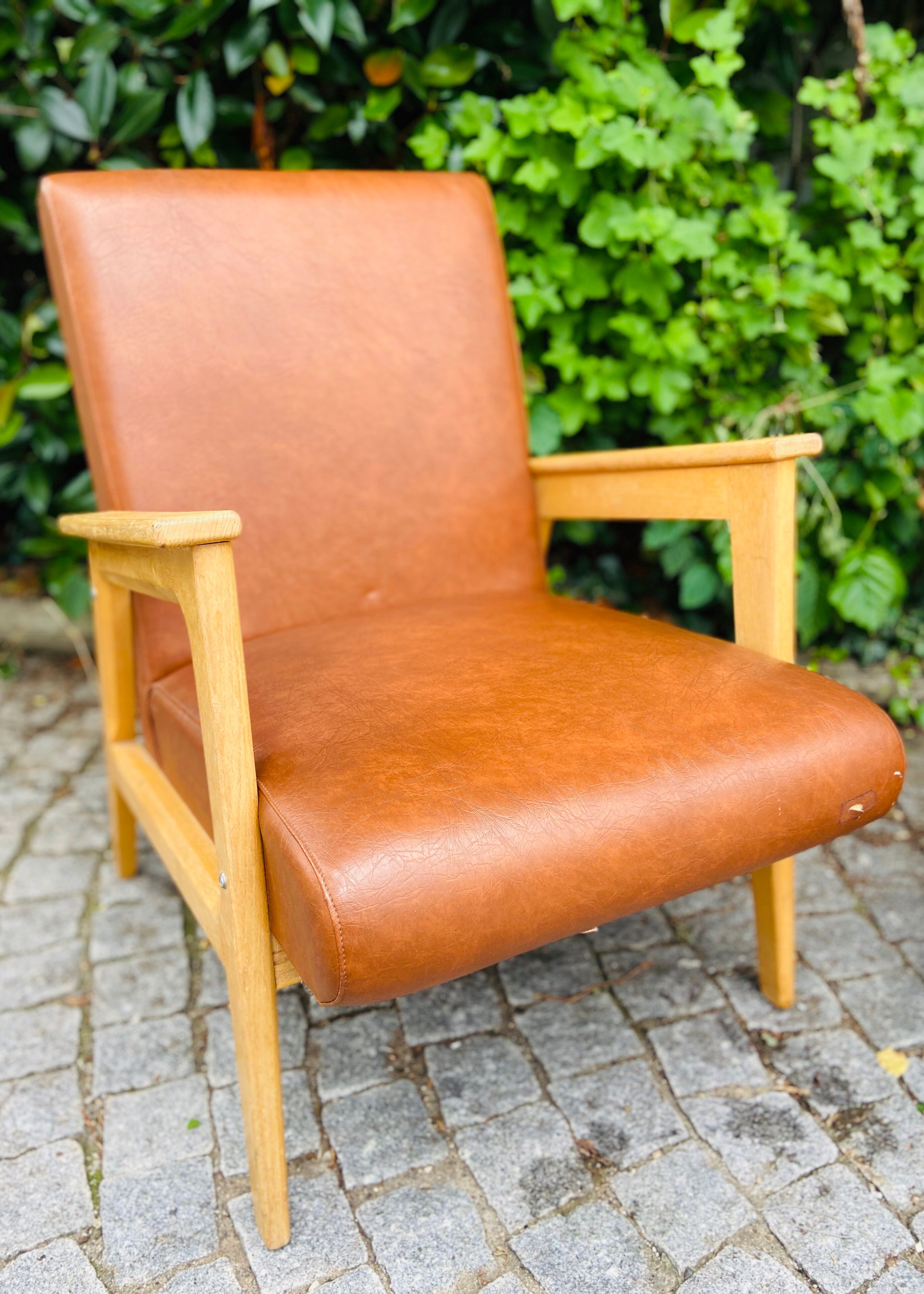 Paire de fauteuils des années 50 en skaï marron
