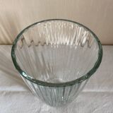 Vase strié en verre moulé