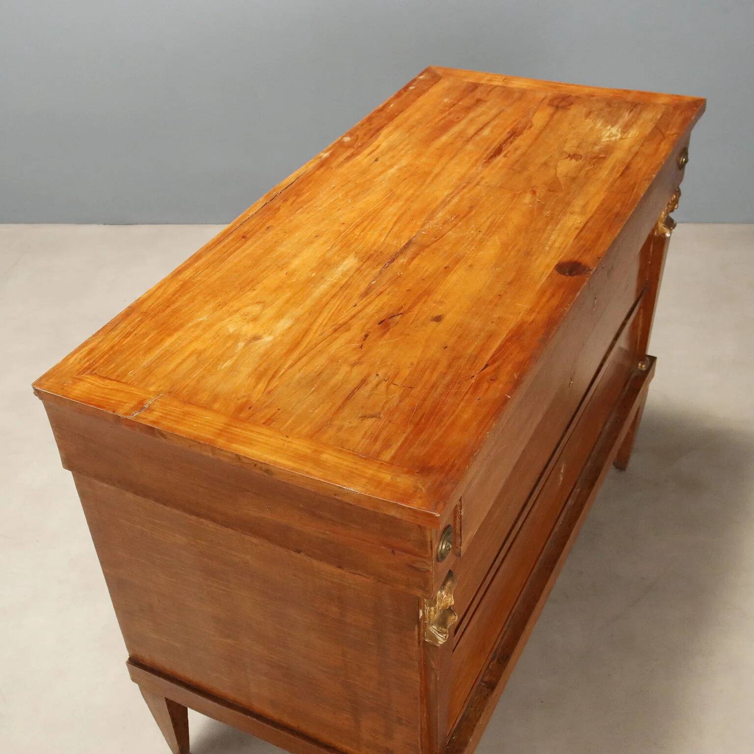 Commode Empire ancienne en noyer avec détails dorés, XIXe siècle
