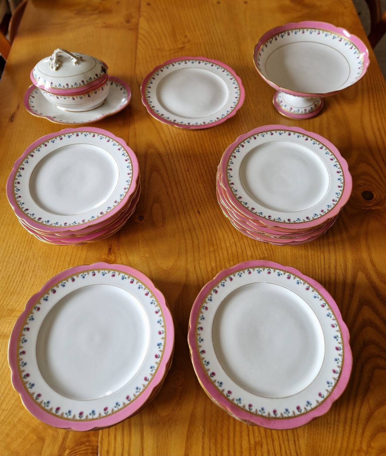 25-piece porcelain dinner service
