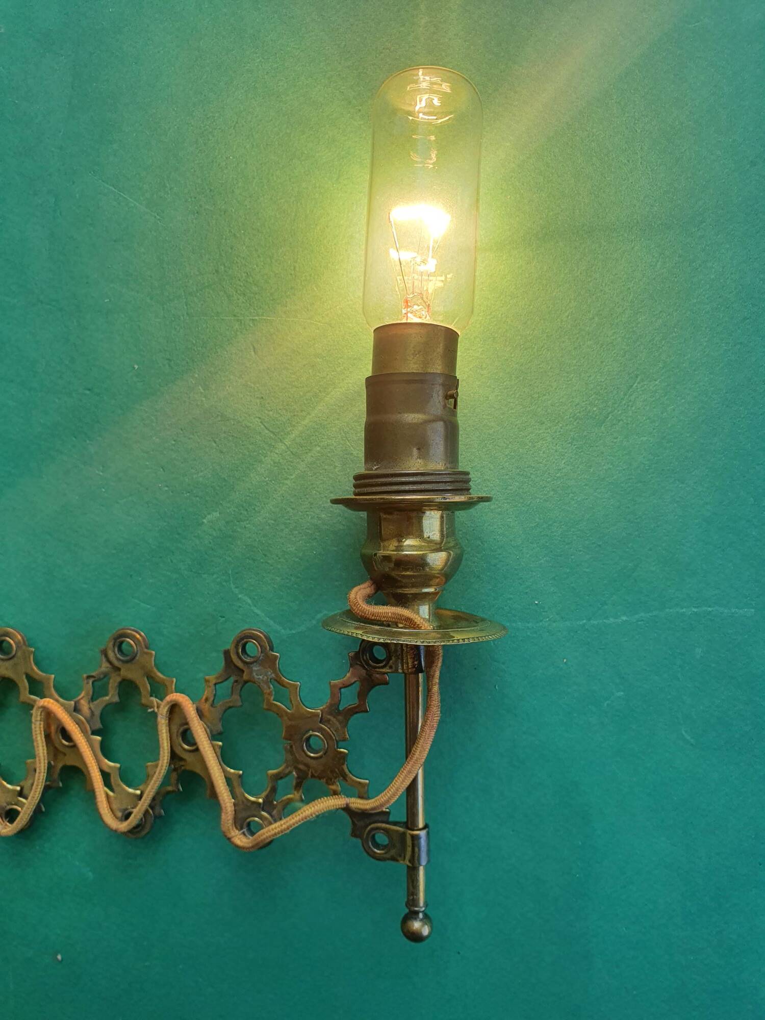 Vintage extendable pantograph wall light