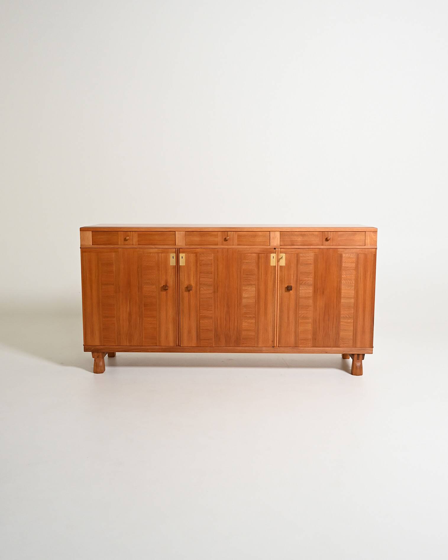 Buffet "Ambassadör" par Carl Malmsten pour Åfors Möbelfabrik, années 1950.