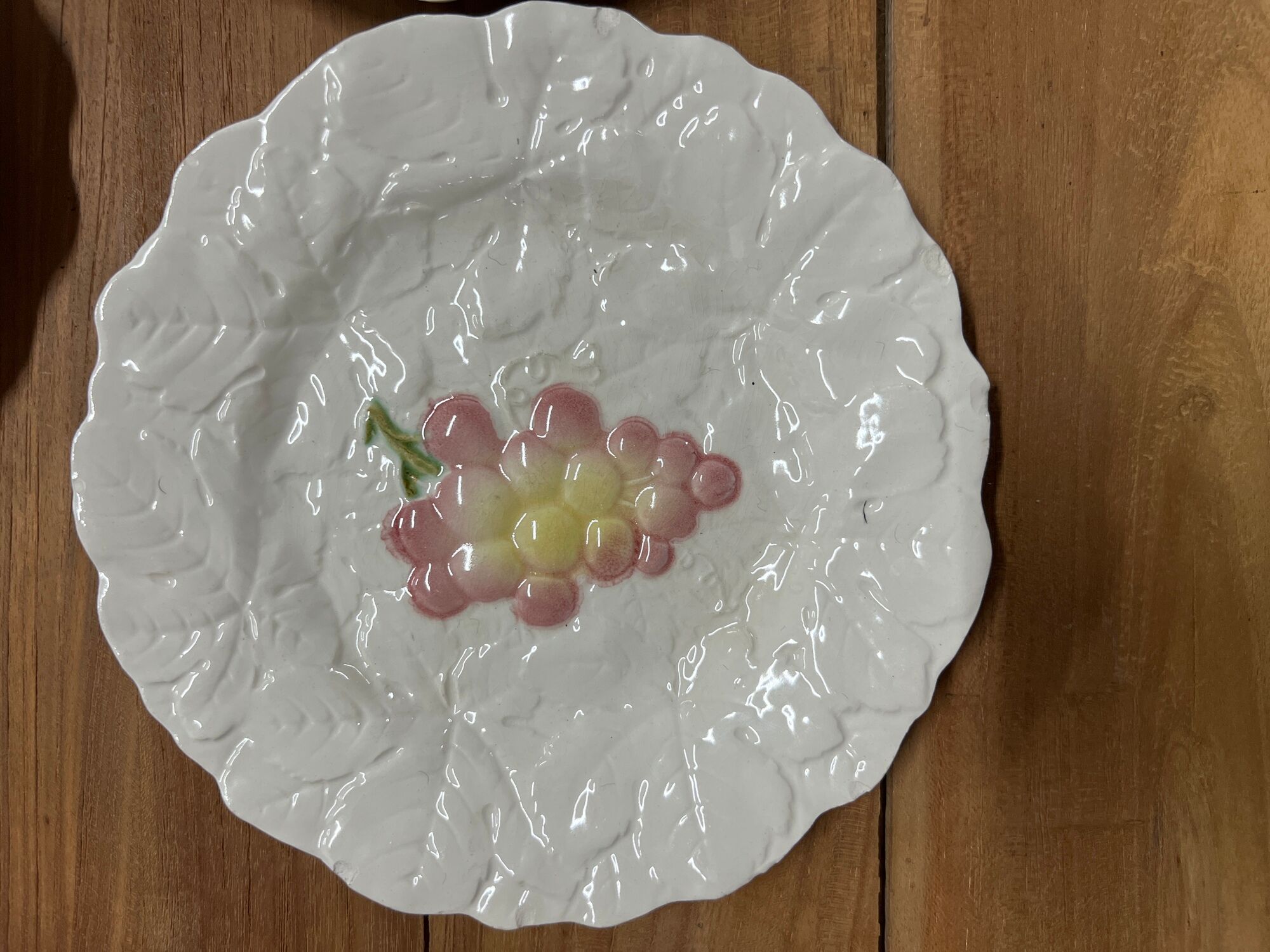 Set of 10 plates decorated with Sarreguemines porcelain fruit
