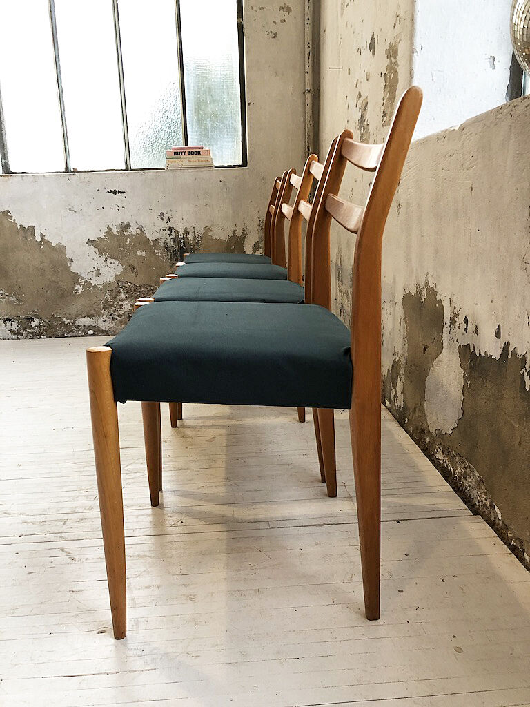 Set 4 green Scandinavian chairs