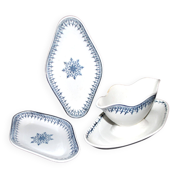 Saint Amand sauce boat and 2 earthenware dishes with navy blue rose decoration Primax