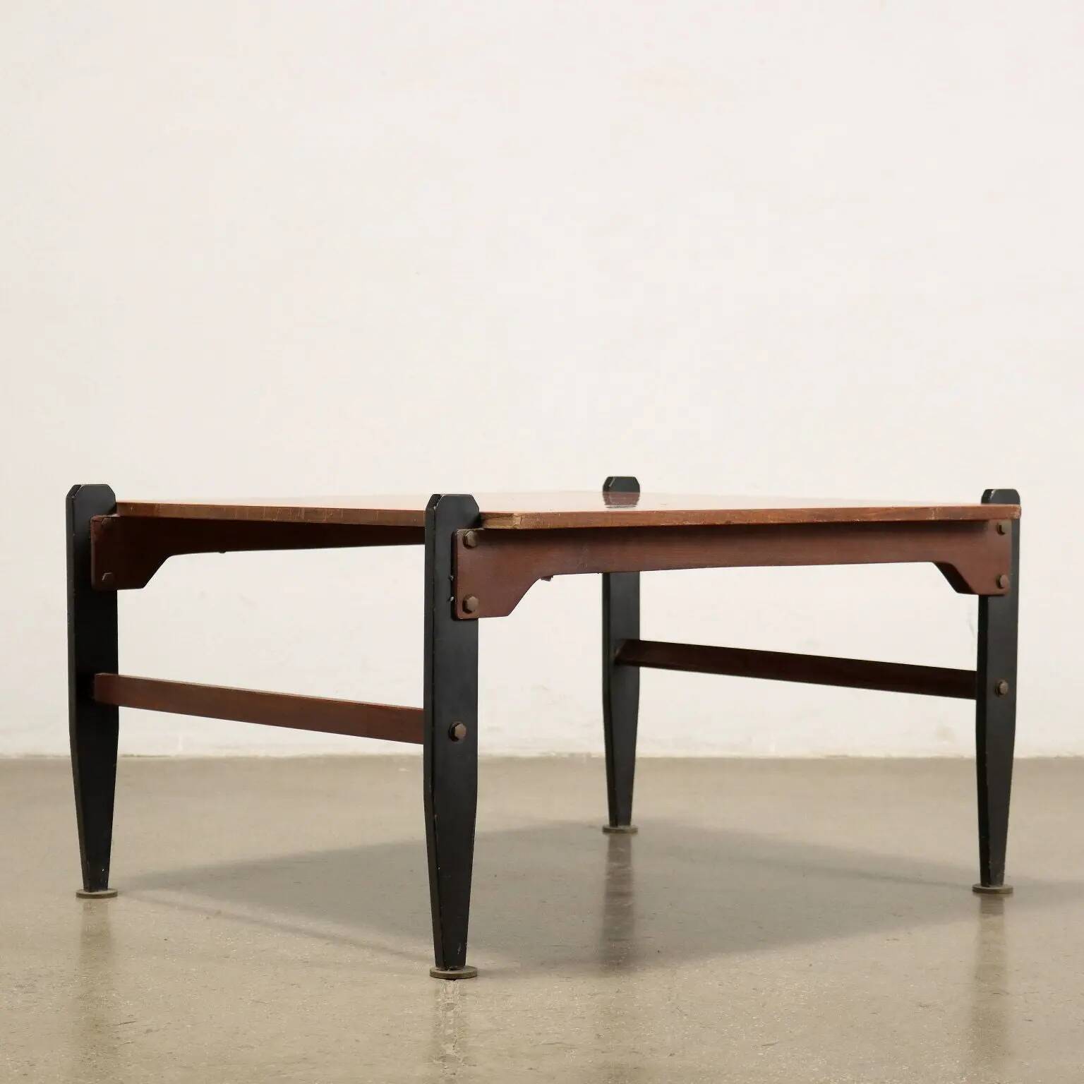 Vintage coffee table from the 1960s made of solid wood veneered with mahogany.