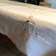 Nappe brodée à la main et dentelle guipure ancienne