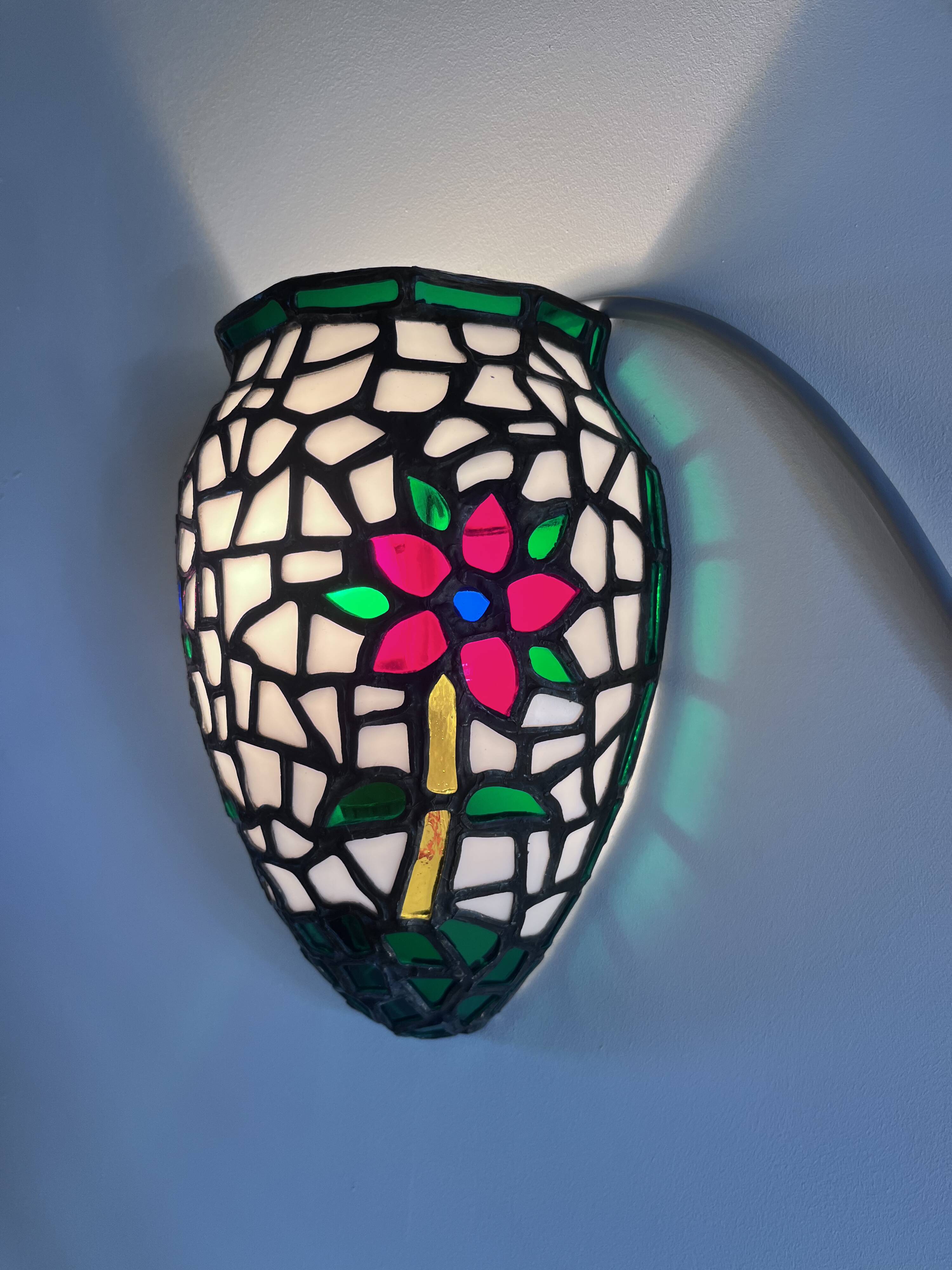 Paire d’appliques murales style Tiffany en mosaïque de verre coloré