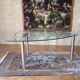 Table ghibli en verre avec 8 chaises parisiennes pieds sabrés roche bobois