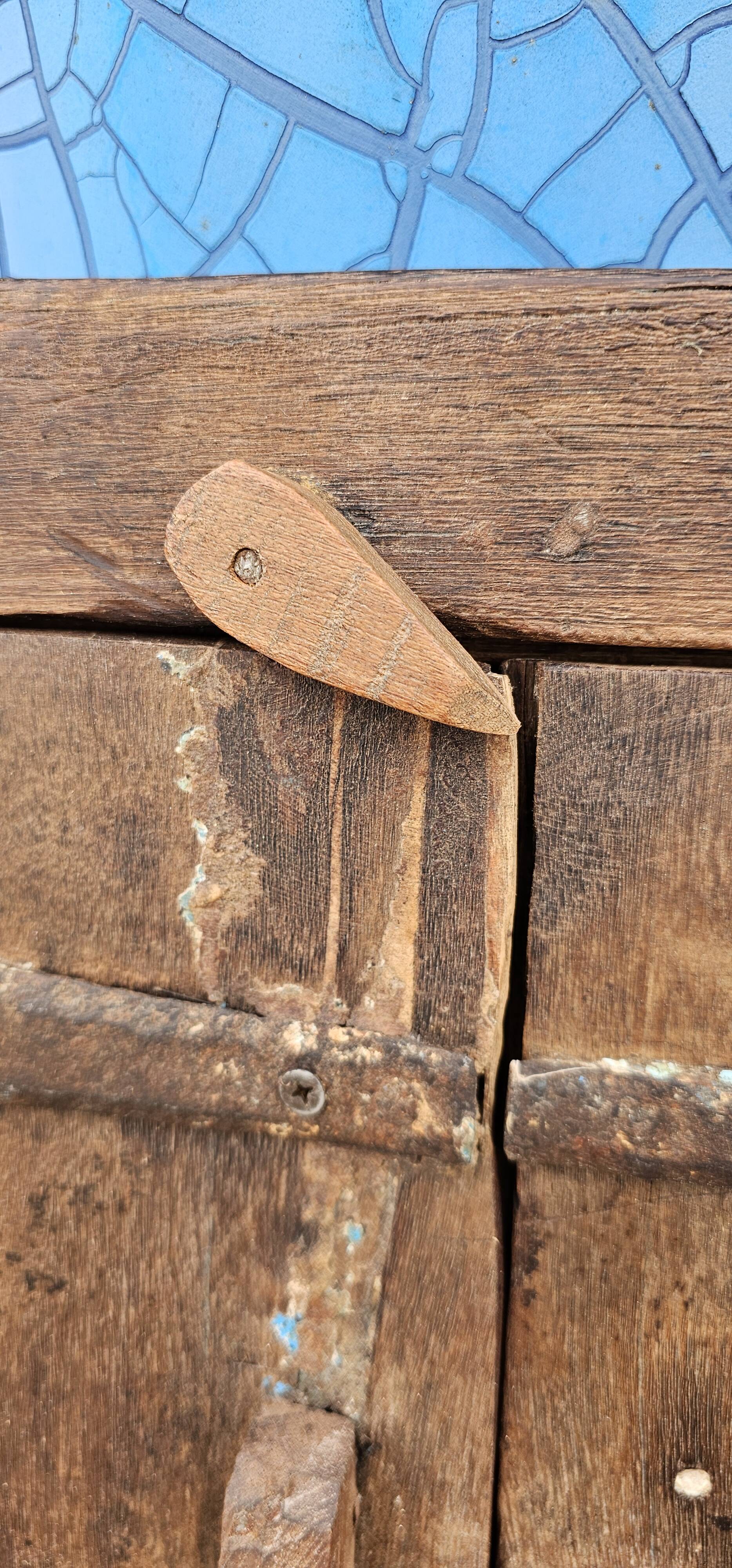 Ancienne fenêtre tribale en bois