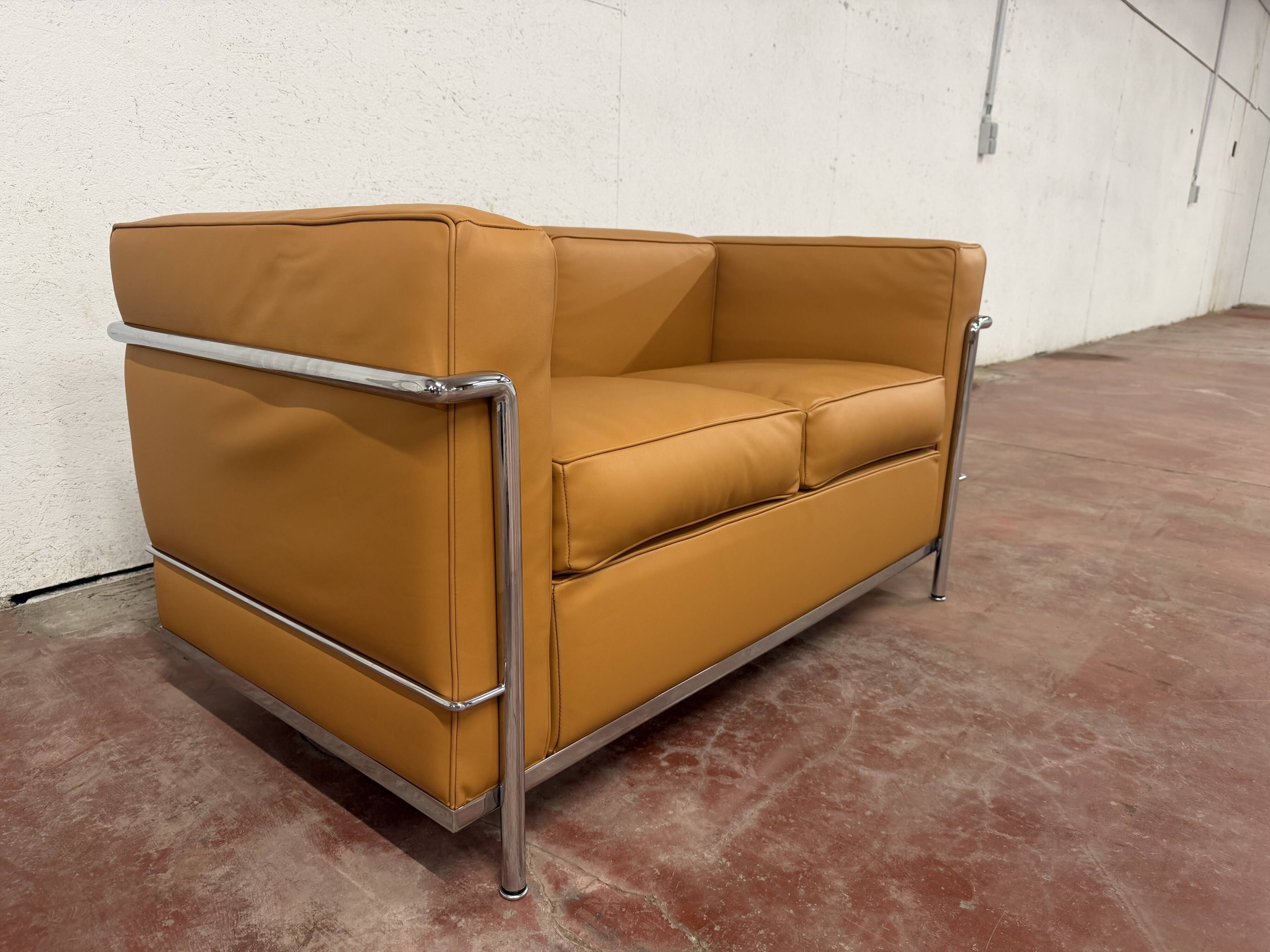 Original Cassina 2-seater Le Corbusier LC2 Cognac Camel leather IN NEW CONDITION!!