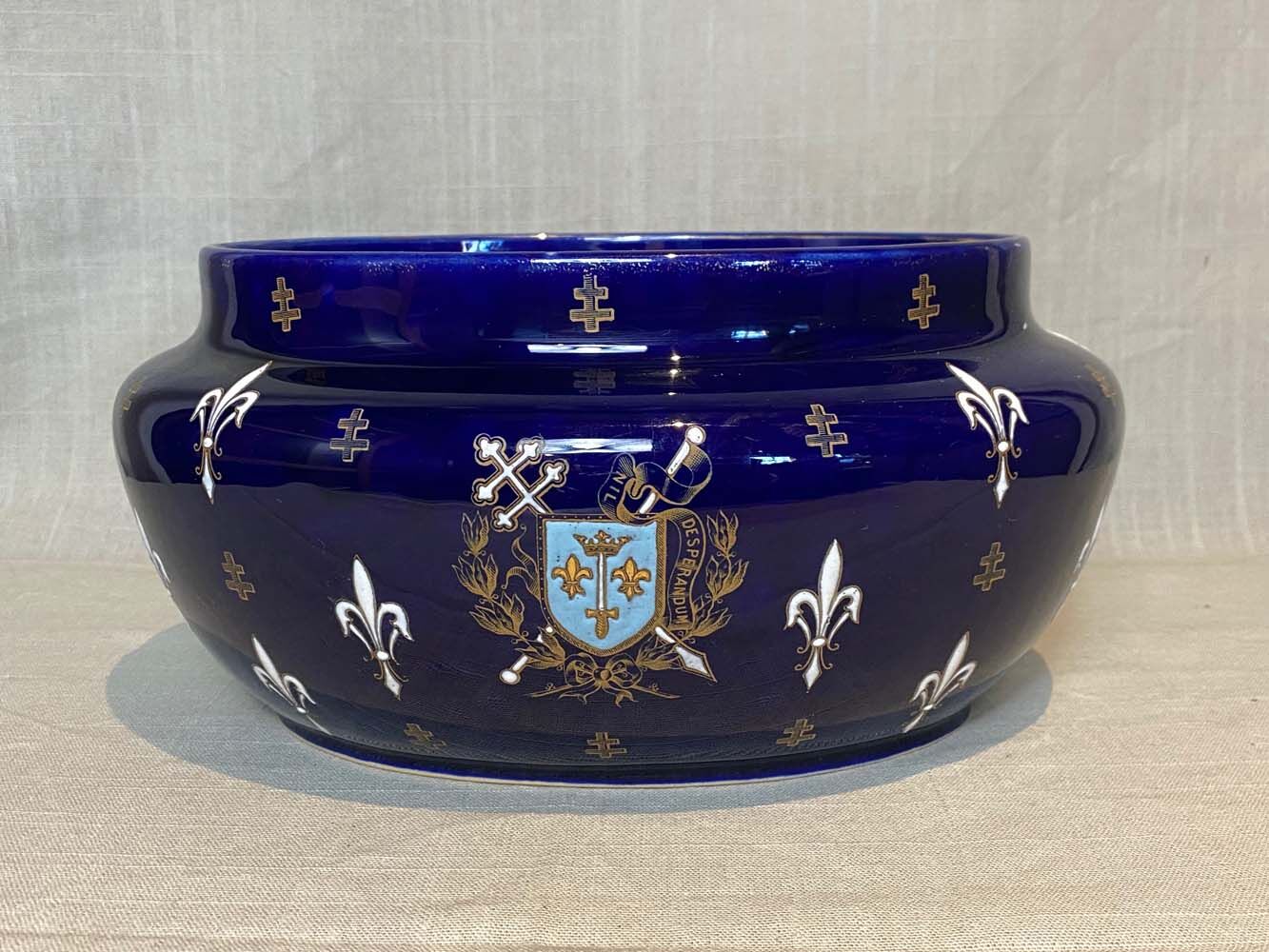 Planter signed Luneville K&G blue background