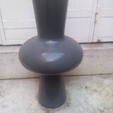 Vase design en verre opaline gris