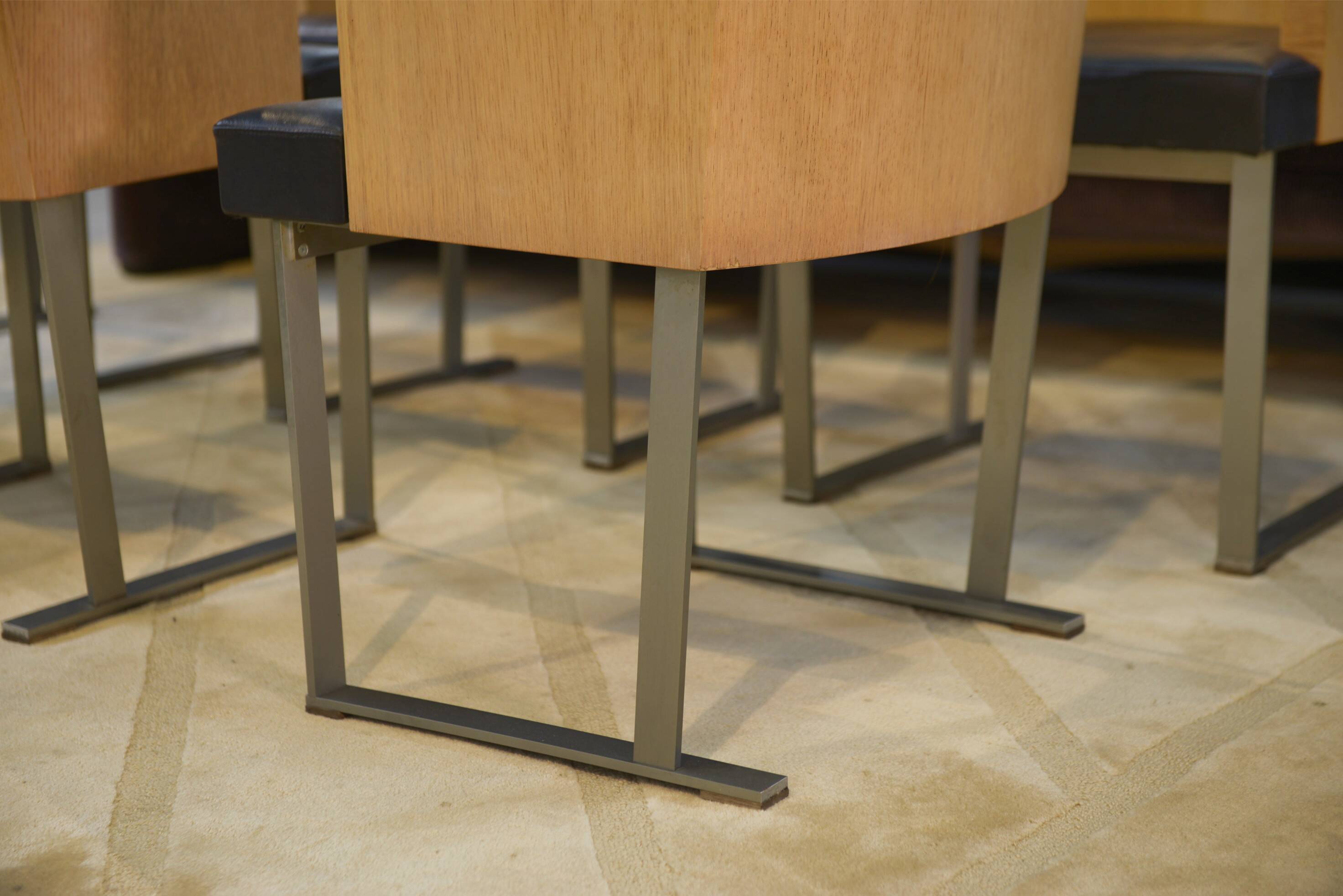 Set of 6 designer armchairs in oak and leather from the 1980s.