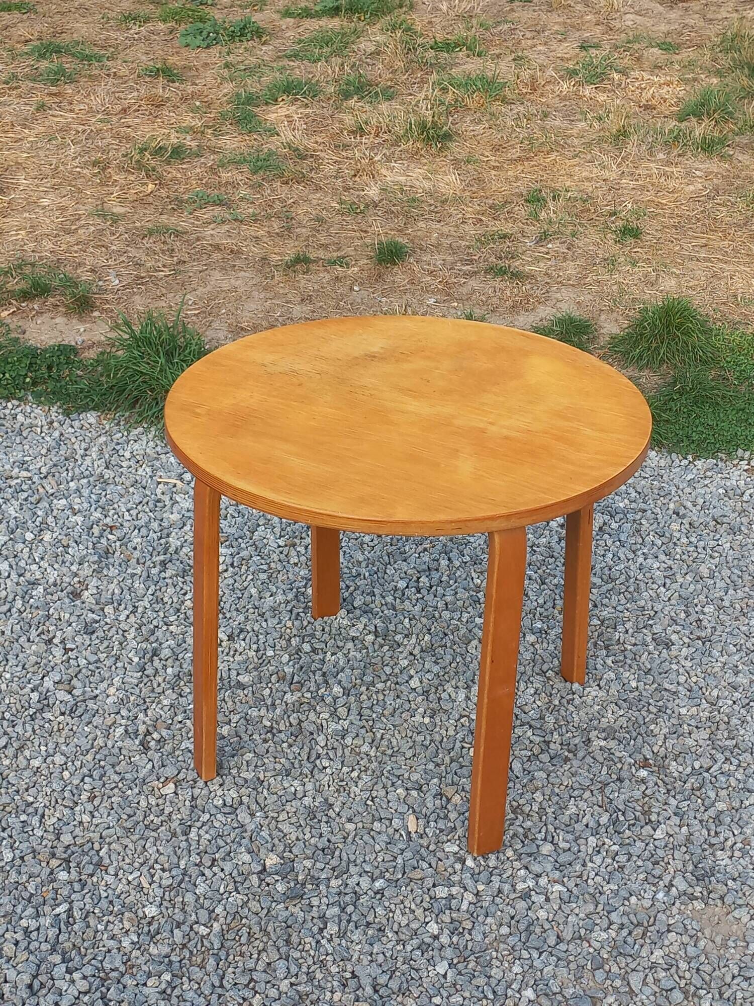 1970s Scandinavian-style coffee table in birch veneer.