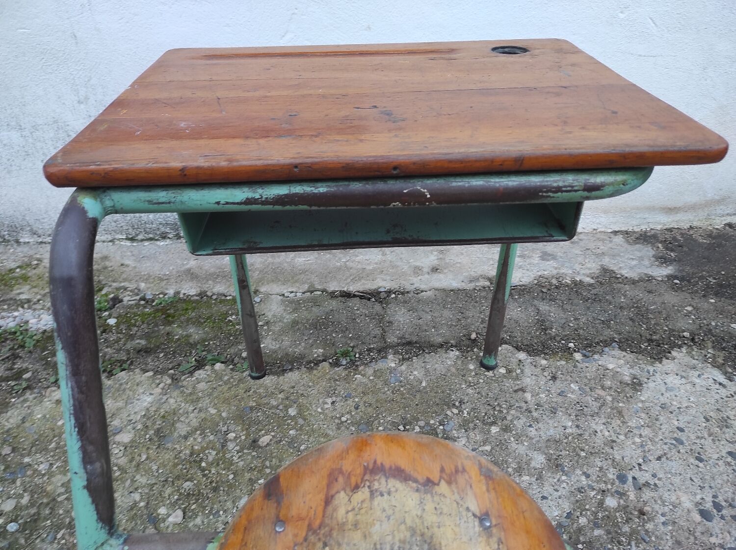 Old one-piece children's desk