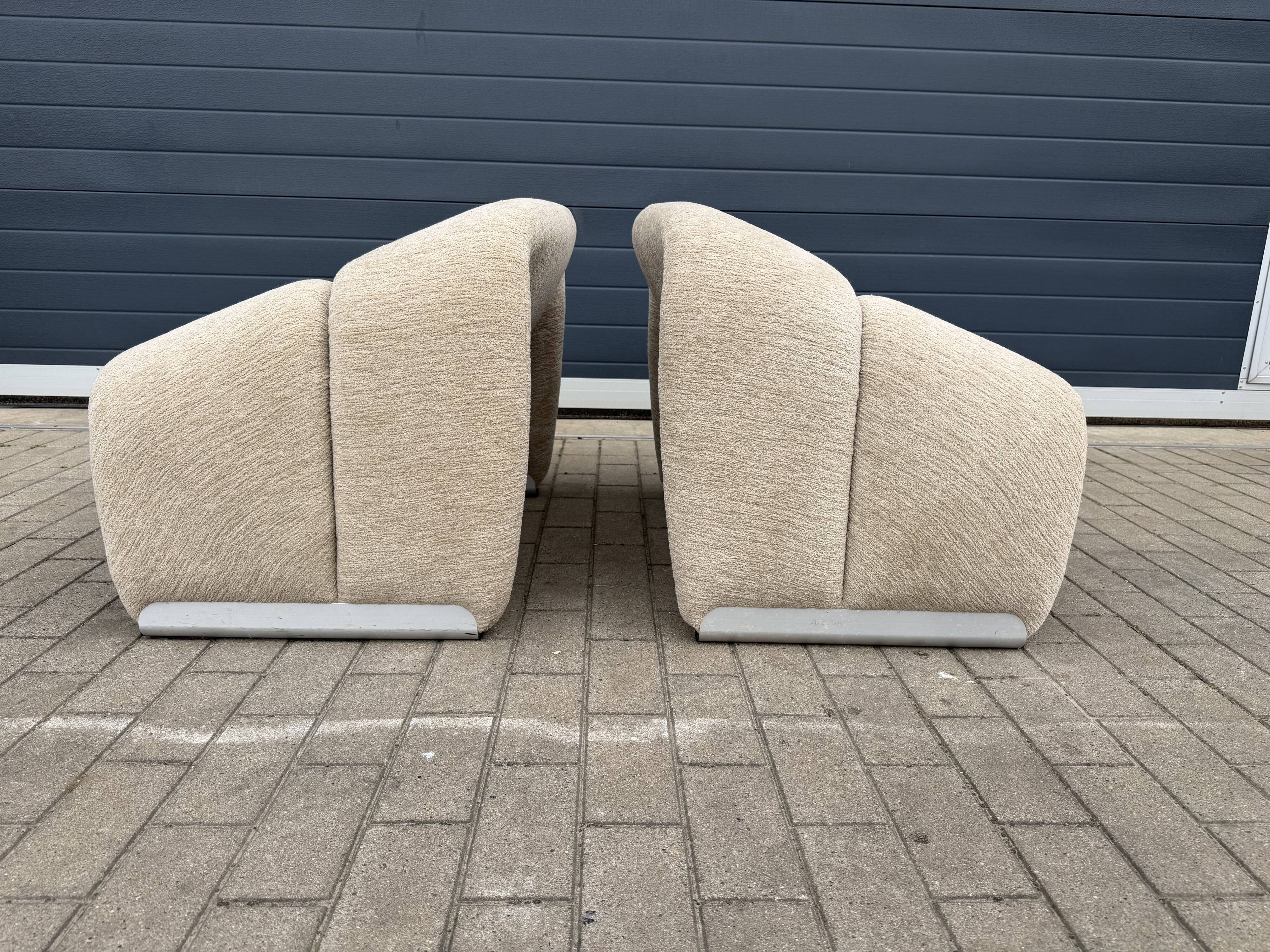 2x Artifort Groovy F598 Pierre Paulin, Pierre Frey: Chenille Igor (Sable)