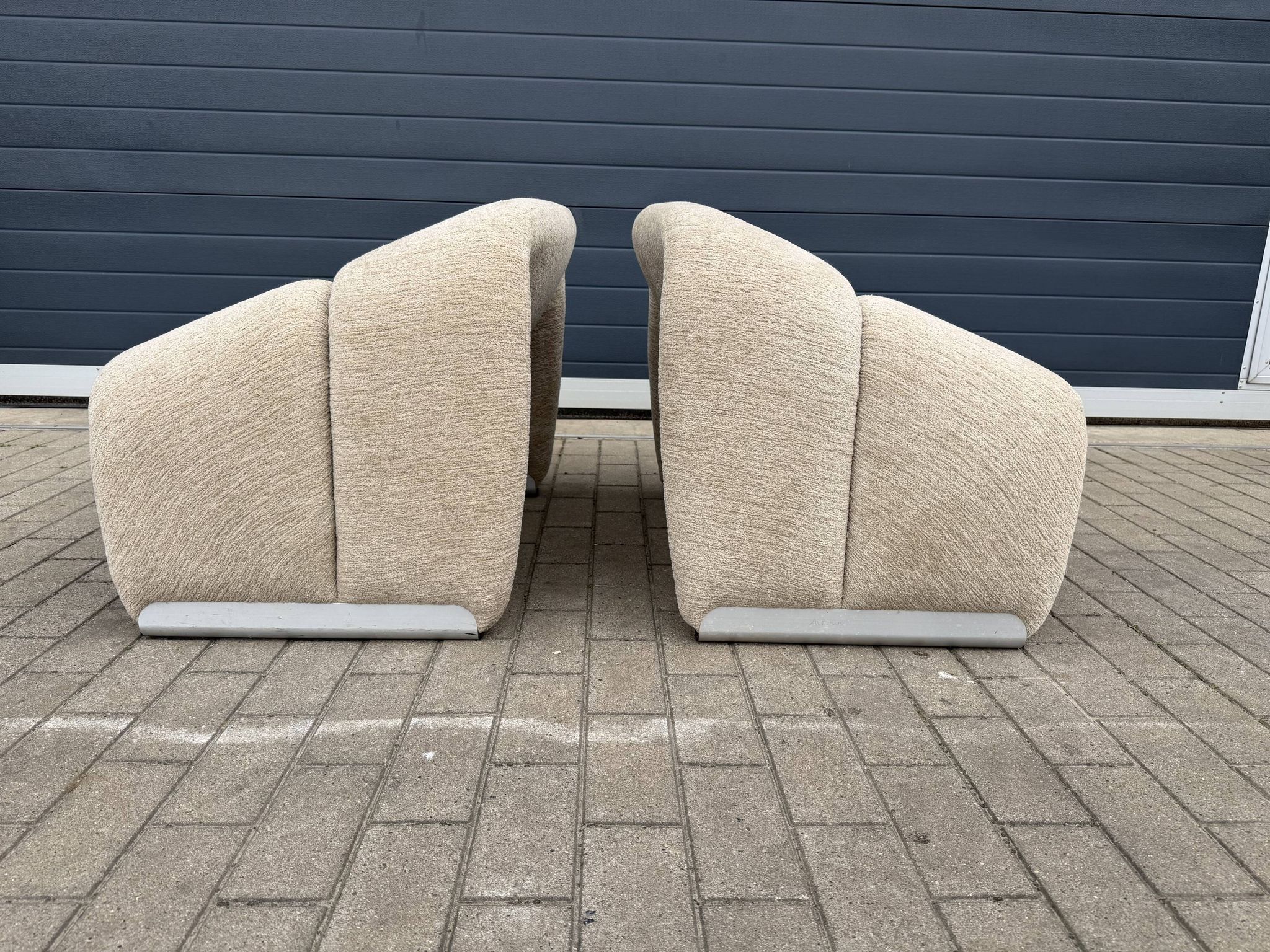 2x Artifort Groovy F598 Pierre Paulin, Pierre Frey: Chenille Igor (Sable)