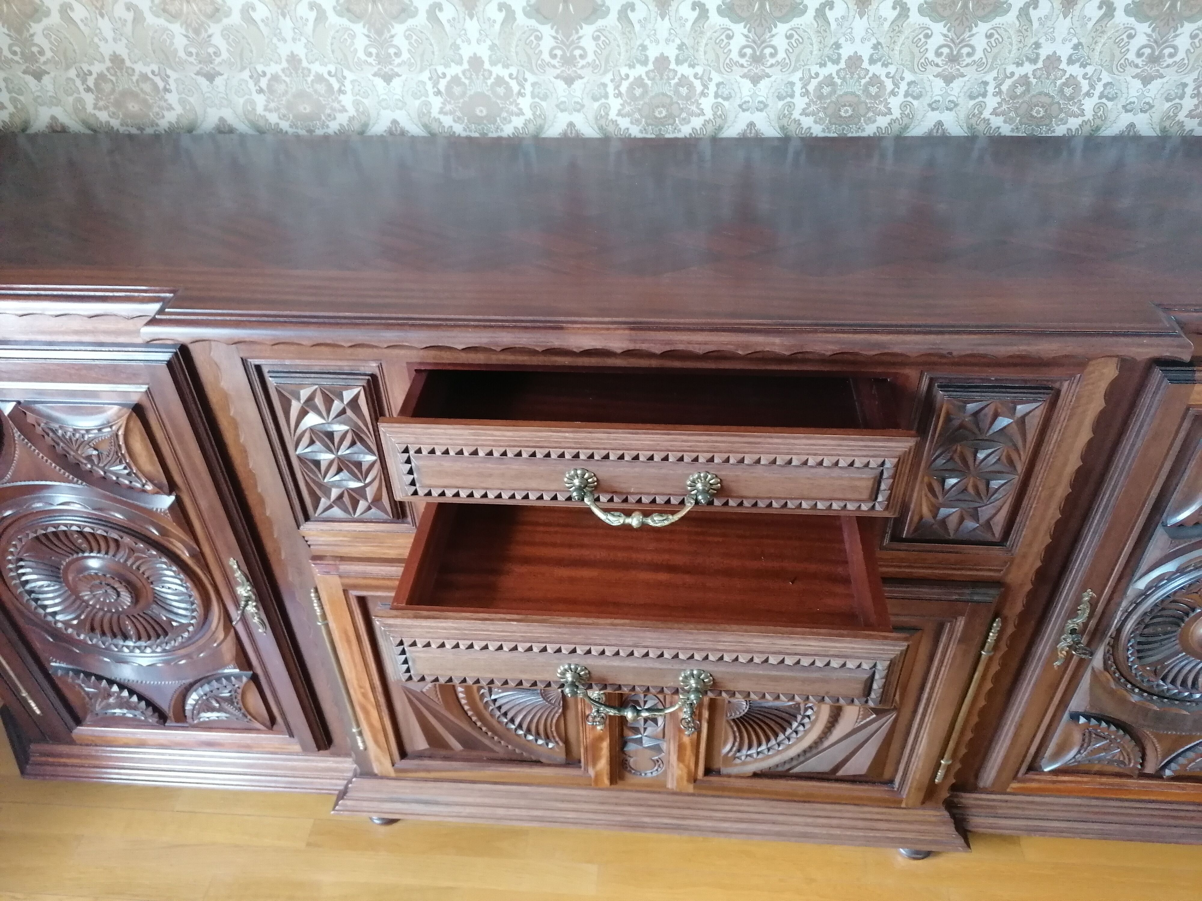 Basque sideboard
