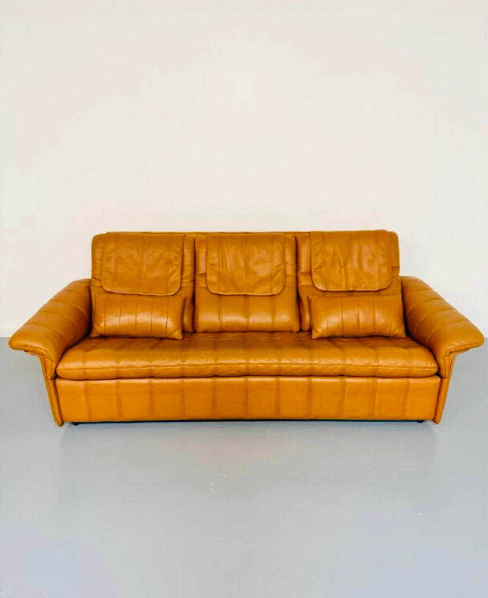 Ancien Canapé 3 places De Sede en cuir épais cognac design années 70