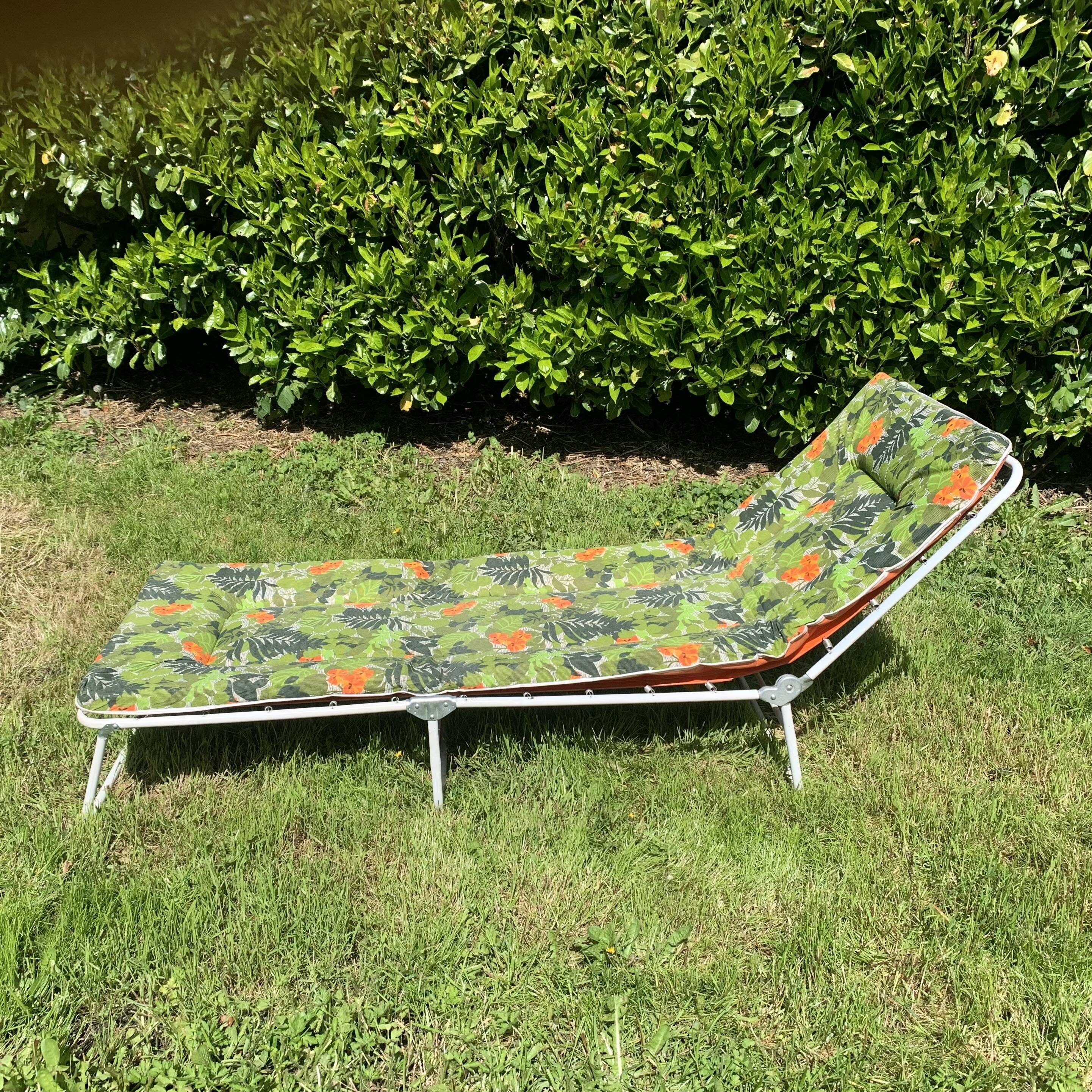 Bain de soleil vintage - transat au décor floral