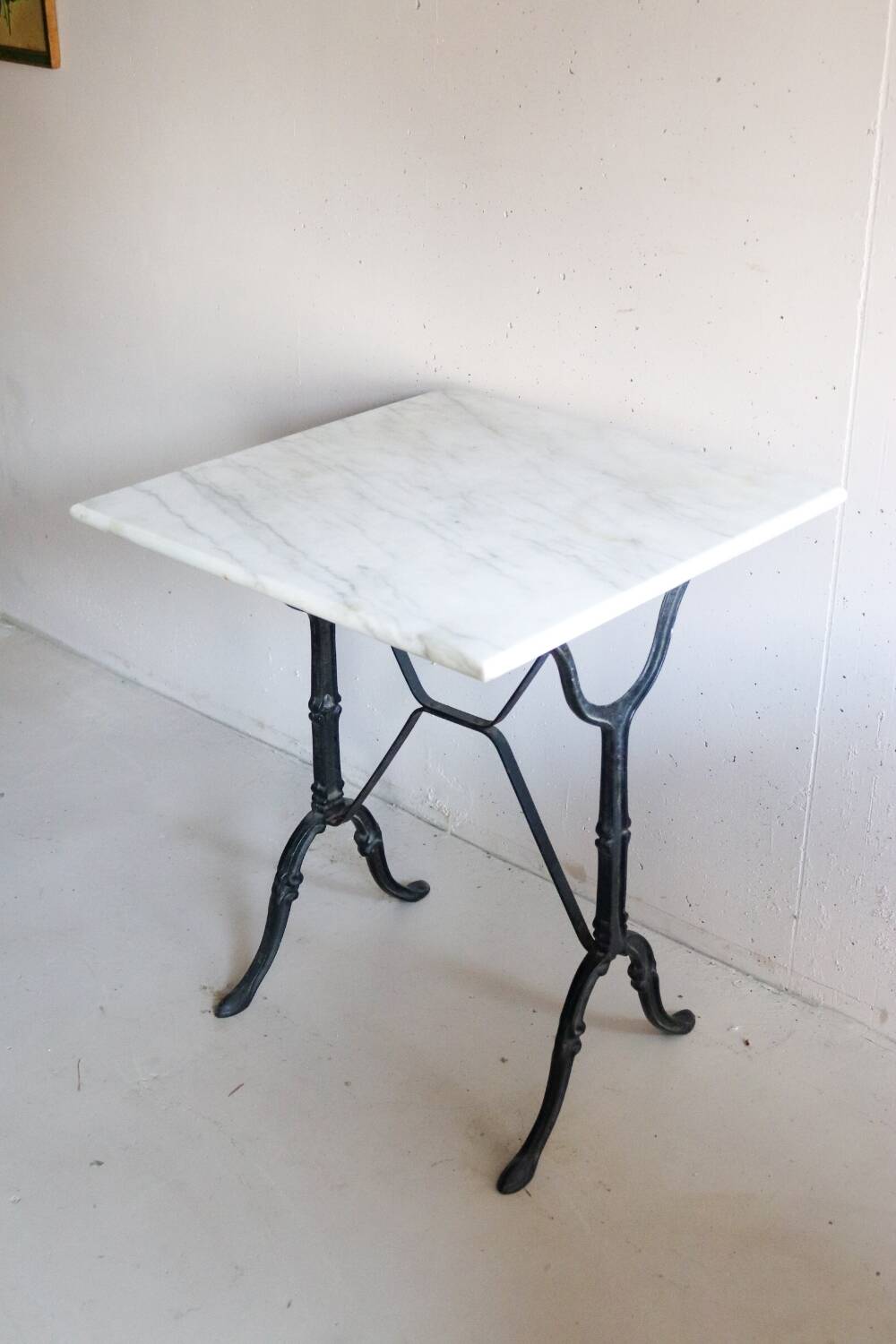 Square bistro table in white marble and cast iron