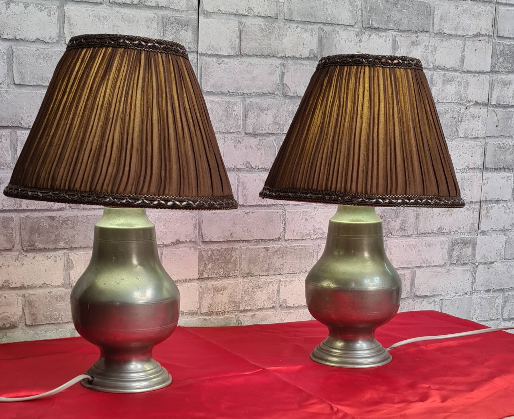 pairs of tin lamps and pleated lampshades h40x26 electricity to super condition standards