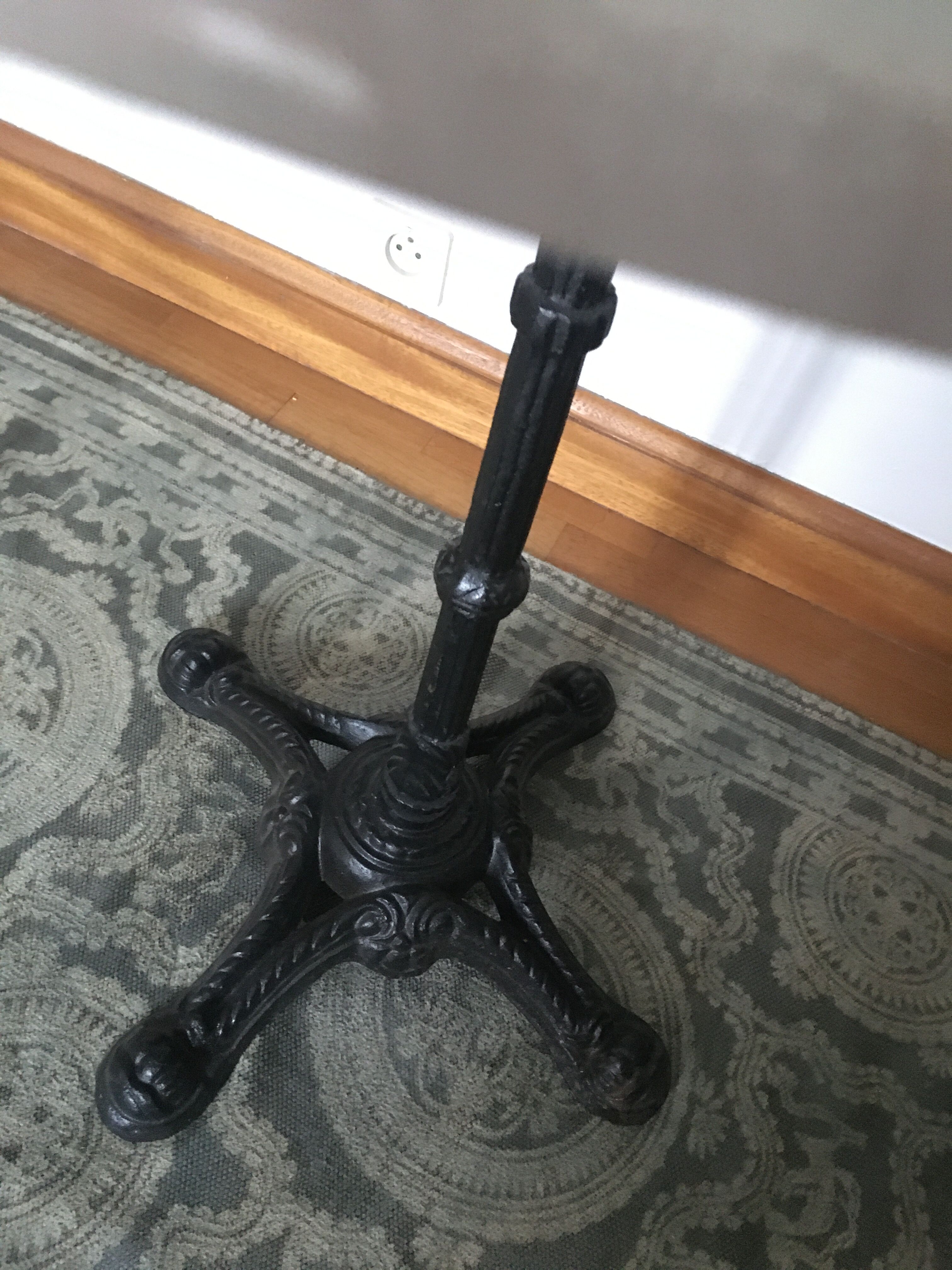 Bistro table in white marble and cast iron