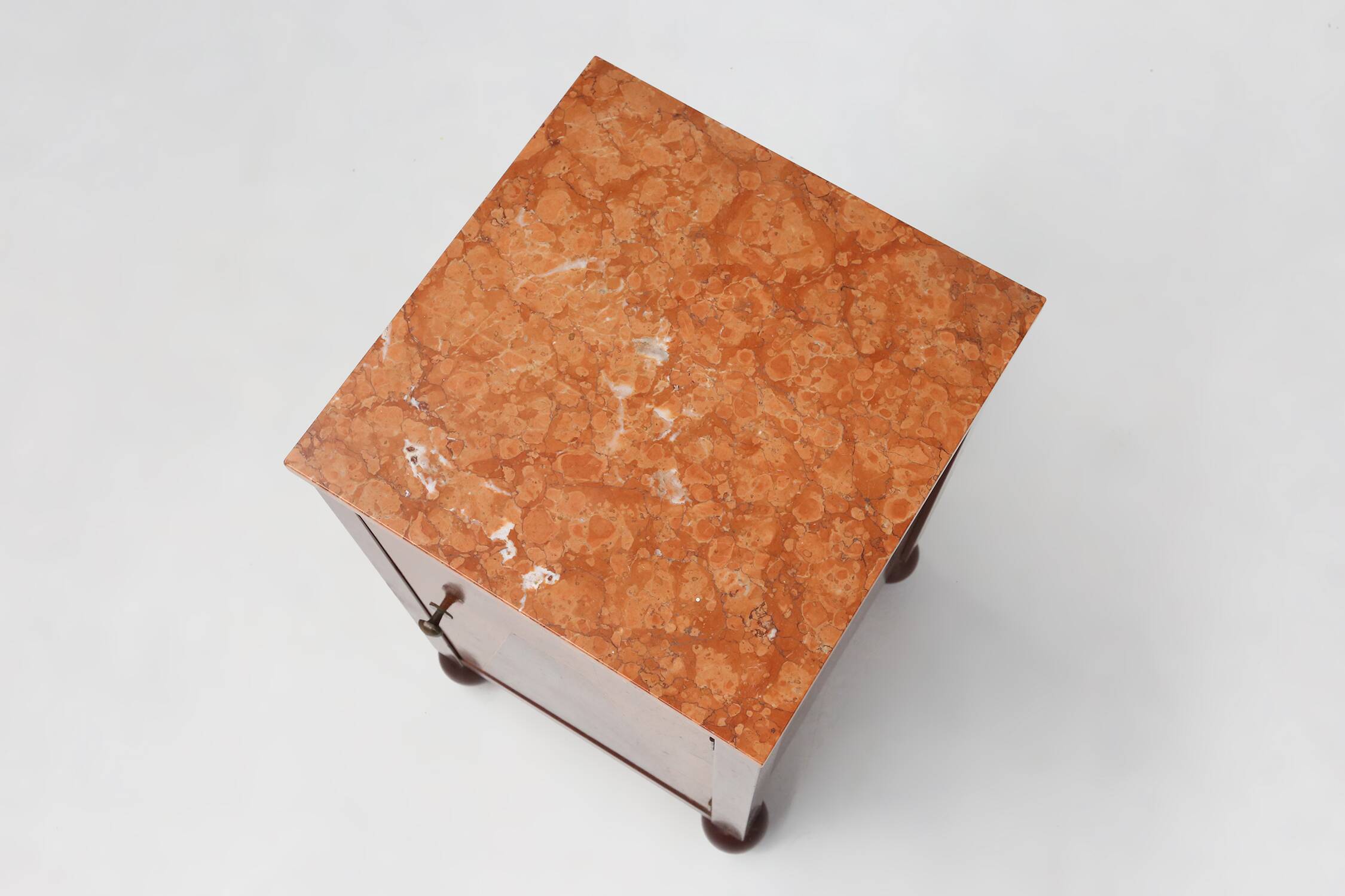 Table de chevet Art Déco avec marqueterie géométrique en bois et plateau en marbre, France, années 1930