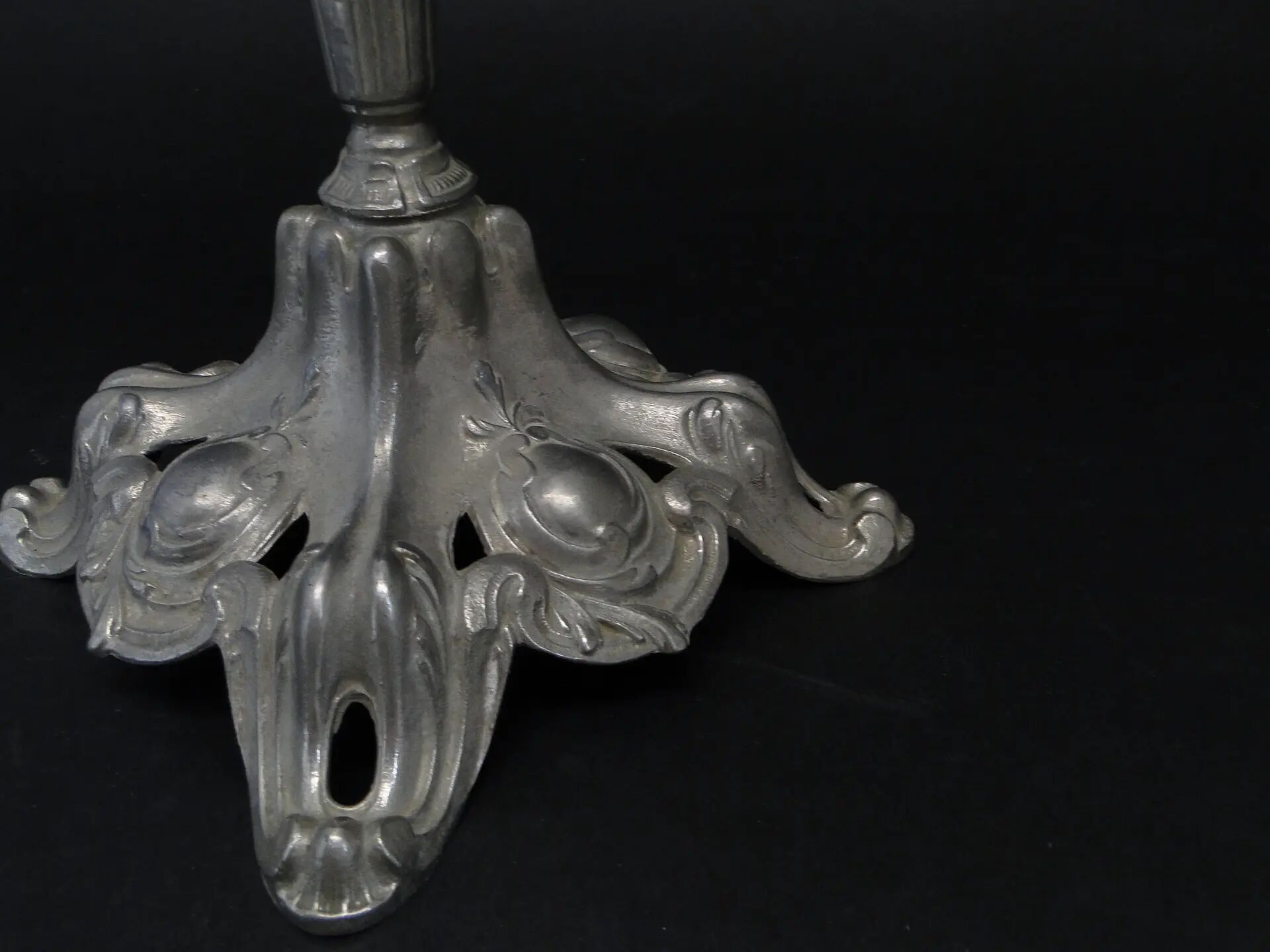 Vase Art Nouveau, verre pressé et étain, France, début du 20e siècle